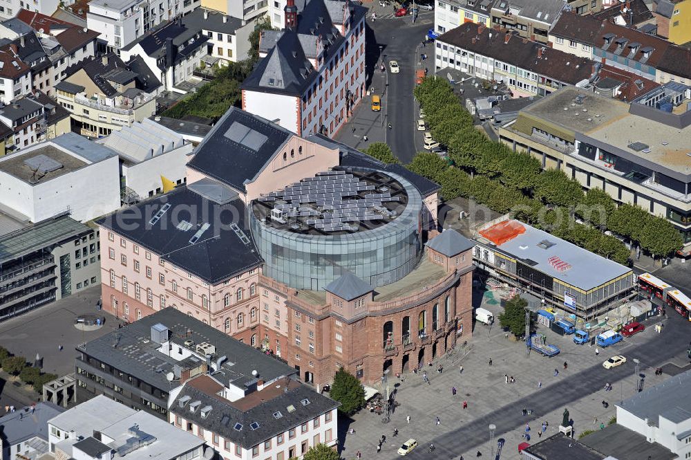 Mainz from the bird's eye view: Das Staatstheater Mainz am Gutenbergplatz. Das Gebäude wurde zwischen 1829 und 1833 durch Georg Moller errichtet. The State Theatre of Mainz at the Gutenberg Square. It was built between 1829 and 1833 by Georg Moller.