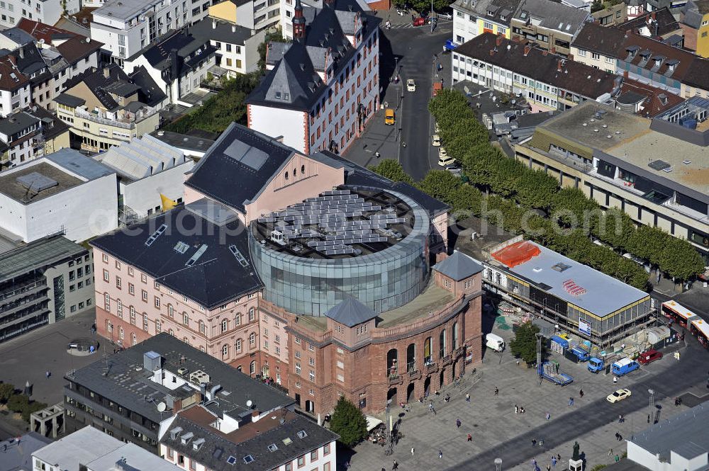 Aerial photograph Mainz - Das Staatstheater Mainz am Gutenbergplatz. Das Gebäude wurde zwischen 1829 und 1833 durch Georg Moller errichtet. The State Theatre of Mainz at the Gutenberg Square. It was built between 1829 and 1833 by Georg Moller.