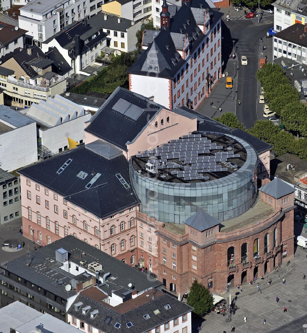 Mainz from above - Das Staatstheater Mainz am Gutenbergplatz. Das Gebäude wurde zwischen 1829 und 1833 durch Georg Moller errichtet. The State Theatre of Mainz at the Gutenberg Square. It was built between 1829 and 1833 by Georg Moller.