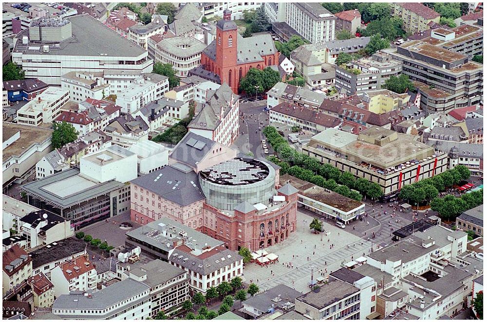 Aerial photograph Mainz - 24.07.2004 Blick auf das Staatstheater Mainz, es besteht aus dem Großen Haus, dem Kleinen Haus und dem TIC (Theater im City). Das Angebot umfasst Opern, Konzerte, Ballettaufführungen, Schauspiele, Weihnachtsmärchen und Mainzer Fastnachtspossen. Adresse:Gutenbergplatz 7, 55116 Mainz Telefon: 06131 - 2851 0, Telefax:06131 - 2851 333 info@staatstheater-mainz.de,