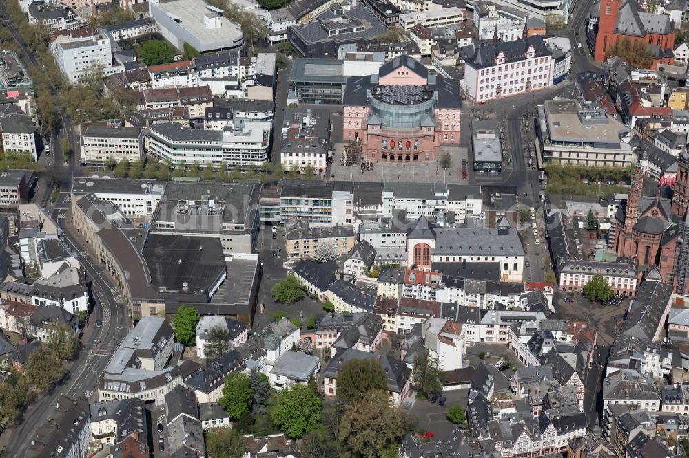 Aerial photograph Mainz - View of the State Theatre in Mainz in Rhineland-Palatinate, in front of it the Gutenberg Square and the Protestant parish church of Saint John