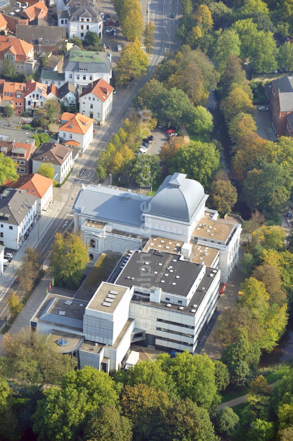 Oldenburg from above - Das Staatstheater in Oldenburg Niedersachsen stammt aus dem 18. Jahrhundert und ist somit das älteste Theater in Oldenburg. Das Theater hat ein eigenes Ensemble in Musik, Theater, Schauspiel und weiteren Darstellungen. The state theatre on Oldenburg, Lower Saxony, dates from the 18th century, and it is the oldest theatre in Oldenburg. The theatre has its own Ensemble.