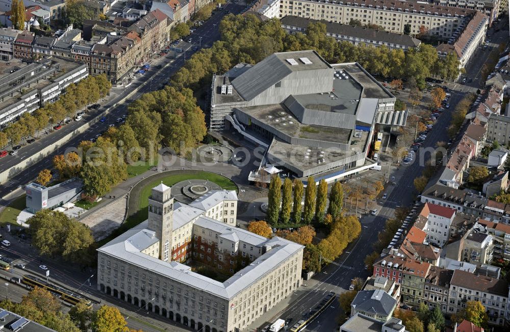 Karlsruhe from the bird's eye view: Blick auf das Badische Staatstheater Karlsruhe und den Hauptsitz der Volkswohnung GmbH (Vorn), einem kommunalen Immobilienunternehmen. View of the Baden State Theatre Karlsruhe and the headquarters of the Volkswohnung GmbH.