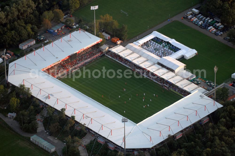 Berlin from above - Blick auf das Stadion Alte Försterei in Berlin-Köpenick beim Spiel des FC Bayern gegen den 1. FC Union Berlin. View of the stadium Old Forestry in Berlin-Köpenick in the game of FC Bayern against 1 FC Union Berlin.