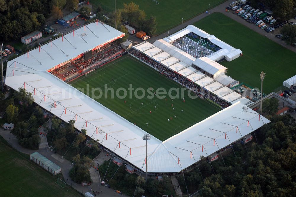 Berlin from the bird's eye view: Blick auf das Stadion Alte Försterei in Berlin-Köpenick beim Spiel des FC Bayern gegen den 1. FC Union Berlin. View of the stadium Old Forestry in Berlin-Köpenick in the game of FC Bayern against 1 FC Union Berlin.