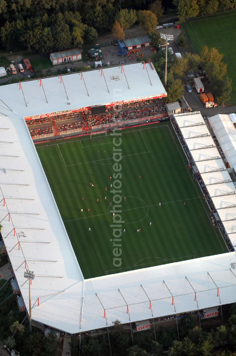 Aerial image Berlin - Blick auf das Stadion Alte Försterei in Berlin-Köpenick beim Spiel des FC Bayern gegen den 1. FC Union Berlin. View of the stadium Old Forestry in Berlin-Köpenick in the game of FC Bayern against 1 FC Union Berlin.