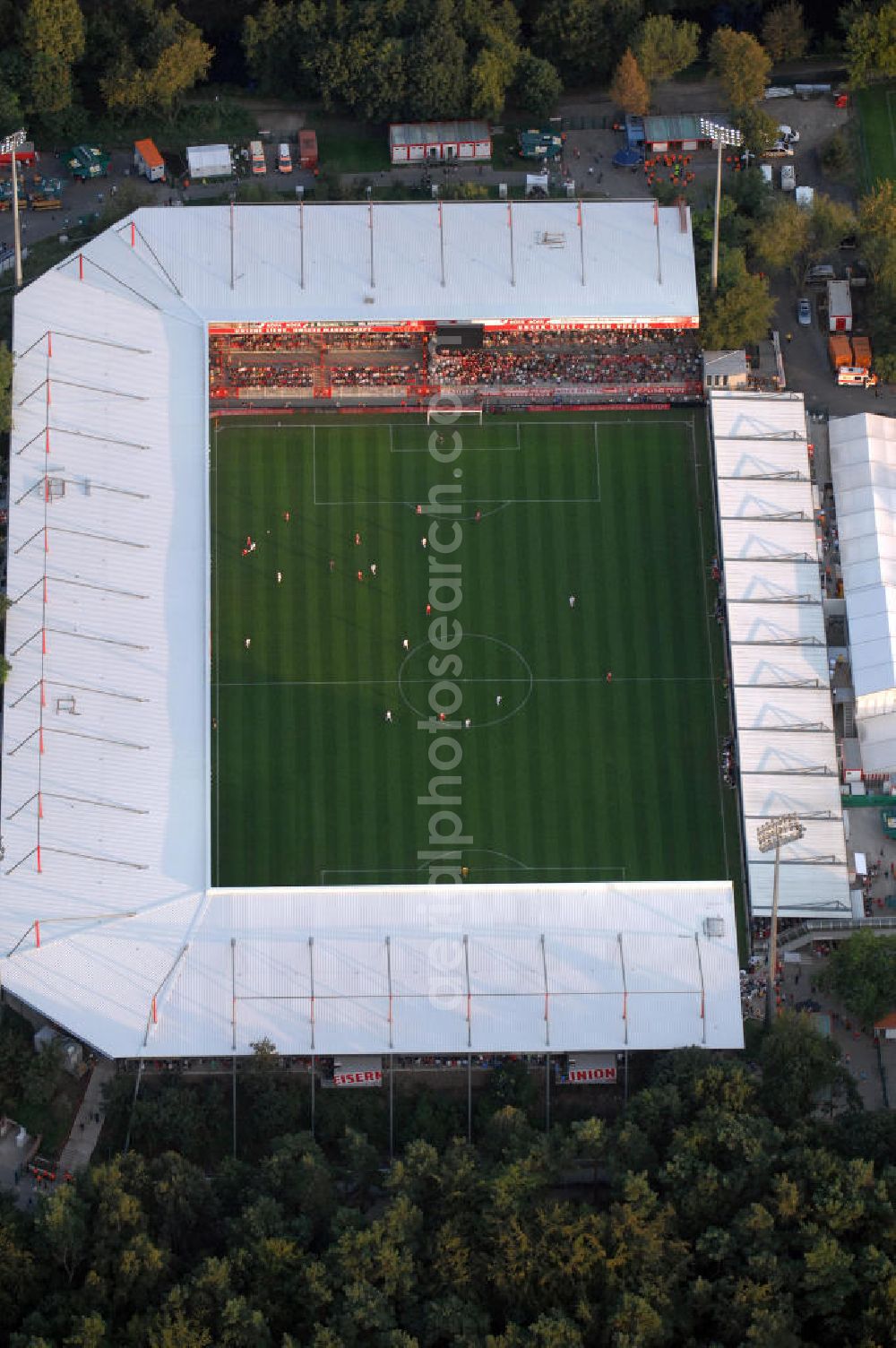 Aerial photograph Berlin - Blick auf das Stadion Alte Försterei in Berlin-Köpenick beim Spiel des FC Bayern gegen den 1. FC Union Berlin. View of the stadium Old Forestry in Berlin-Köpenick in the game of FC Bayern against 1 FC Union Berlin.