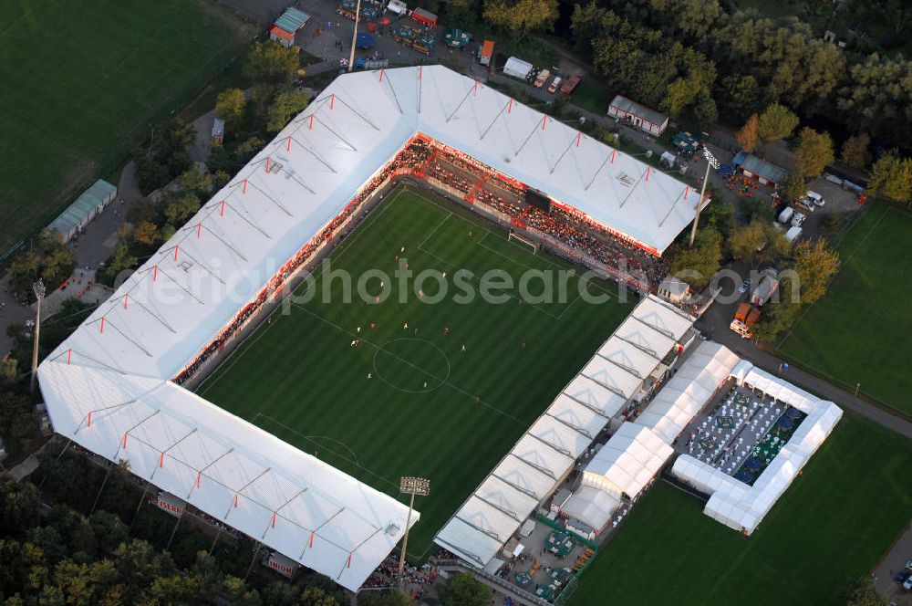 Berlin from above - Blick auf das Stadion Alte Försterei in Berlin-Köpenick beim Spiel des FC Bayern gegen den 1. FC Union Berlin. View of the stadium Old Forestry in Berlin-Köpenick in the game of FC Bayern against 1 FC Union Berlin.