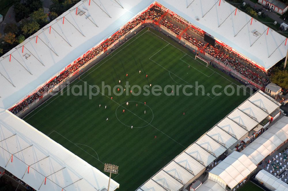 Berlin from the bird's eye view: Blick auf das Stadion Alte Försterei in Berlin-Köpenick beim Spiel des FC Bayern gegen den 1. FC Union Berlin. View of the stadium Old Forestry in Berlin-Köpenick in the game of FC Bayern against 1 FC Union Berlin.