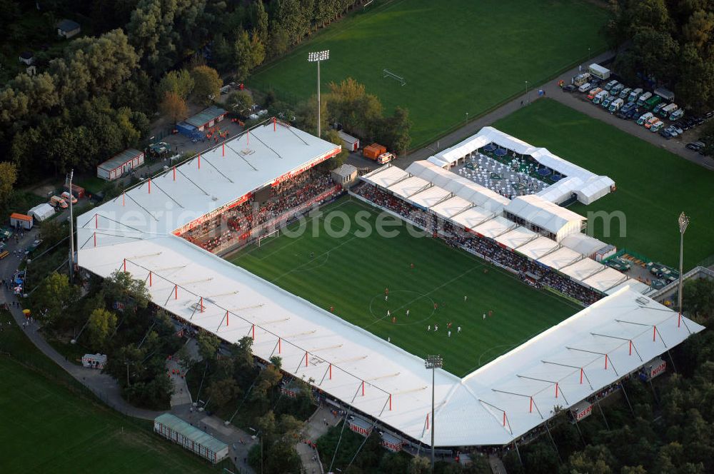 Aerial image Berlin - Blick auf das Stadion Alte Försterei in Berlin-Köpenick beim Spiel des FC Bayern gegen den 1. FC Union Berlin. View of the stadium Old Forestry in Berlin-Köpenick in the game of FC Bayern against 1 FC Union Berlin.