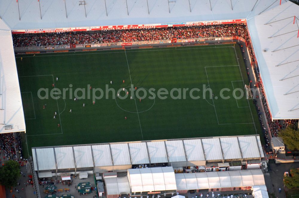 Aerial photograph Berlin - Blick auf das Stadion Alte Försterei in Berlin-Köpenick beim Spiel des FC Bayern gegen den 1. FC Union Berlin. View of the stadium Old Forestry in Berlin-Köpenick in the game of FC Bayern against 1 FC Union Berlin.