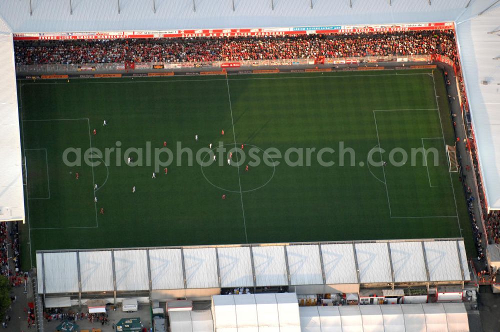 Berlin from above - Blick auf das Stadion Alte Försterei in Berlin-Köpenick beim Spiel des FC Bayern gegen den 1. FC Union Berlin. View of the stadium Old Forestry in Berlin-Köpenick in the game of FC Bayern against 1 FC Union Berlin.