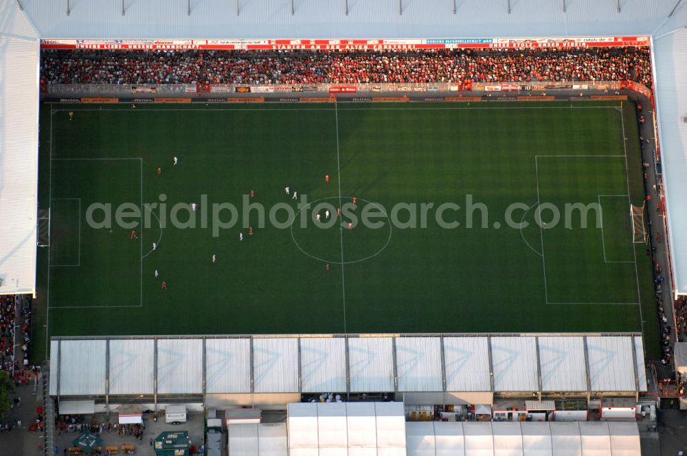 Berlin from the bird's eye view: Blick auf das Stadion Alte Försterei in Berlin-Köpenick beim Spiel des FC Bayern gegen den 1. FC Union Berlin. View of the stadium Old Forestry in Berlin-Köpenick in the game of FC Bayern against 1 FC Union Berlin.