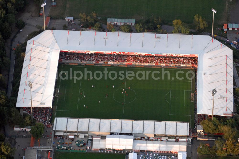 Aerial image Berlin - Blick auf das Stadion Alte Försterei in Berlin-Köpenick beim Spiel des FC Bayern gegen den 1. FC Union Berlin. View of the stadium Old Forestry in Berlin-Köpenick in the game of FC Bayern against 1 FC Union Berlin.