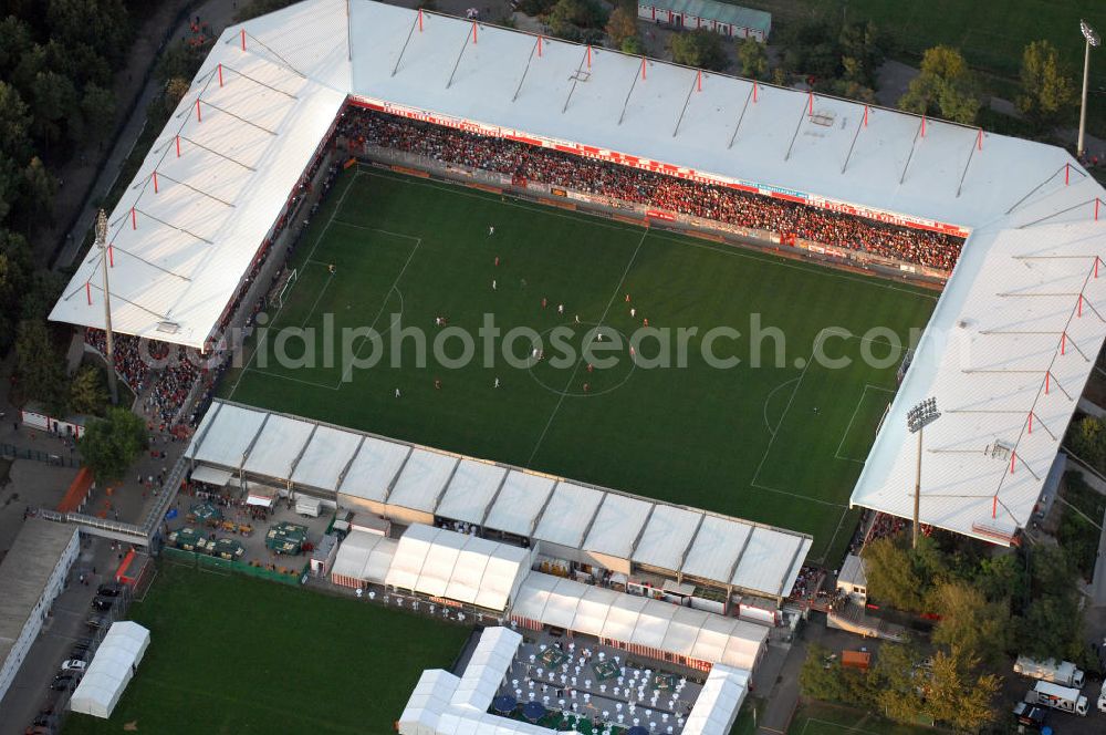 Aerial photograph Berlin - Blick auf das Stadion Alte Försterei in Berlin-Köpenick beim Spiel des FC Bayern gegen den 1. FC Union Berlin. View of the stadium Old Forestry in Berlin-Köpenick in the game of FC Bayern against 1 FC Union Berlin.