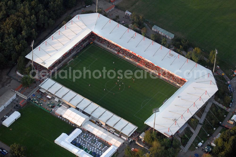 Berlin from above - Blick auf das Stadion Alte Försterei in Berlin-Köpenick beim Spiel des FC Bayern gegen den 1. FC Union Berlin. View of the stadium Old Forestry in Berlin-Köpenick in the game of FC Bayern against 1 FC Union Berlin.