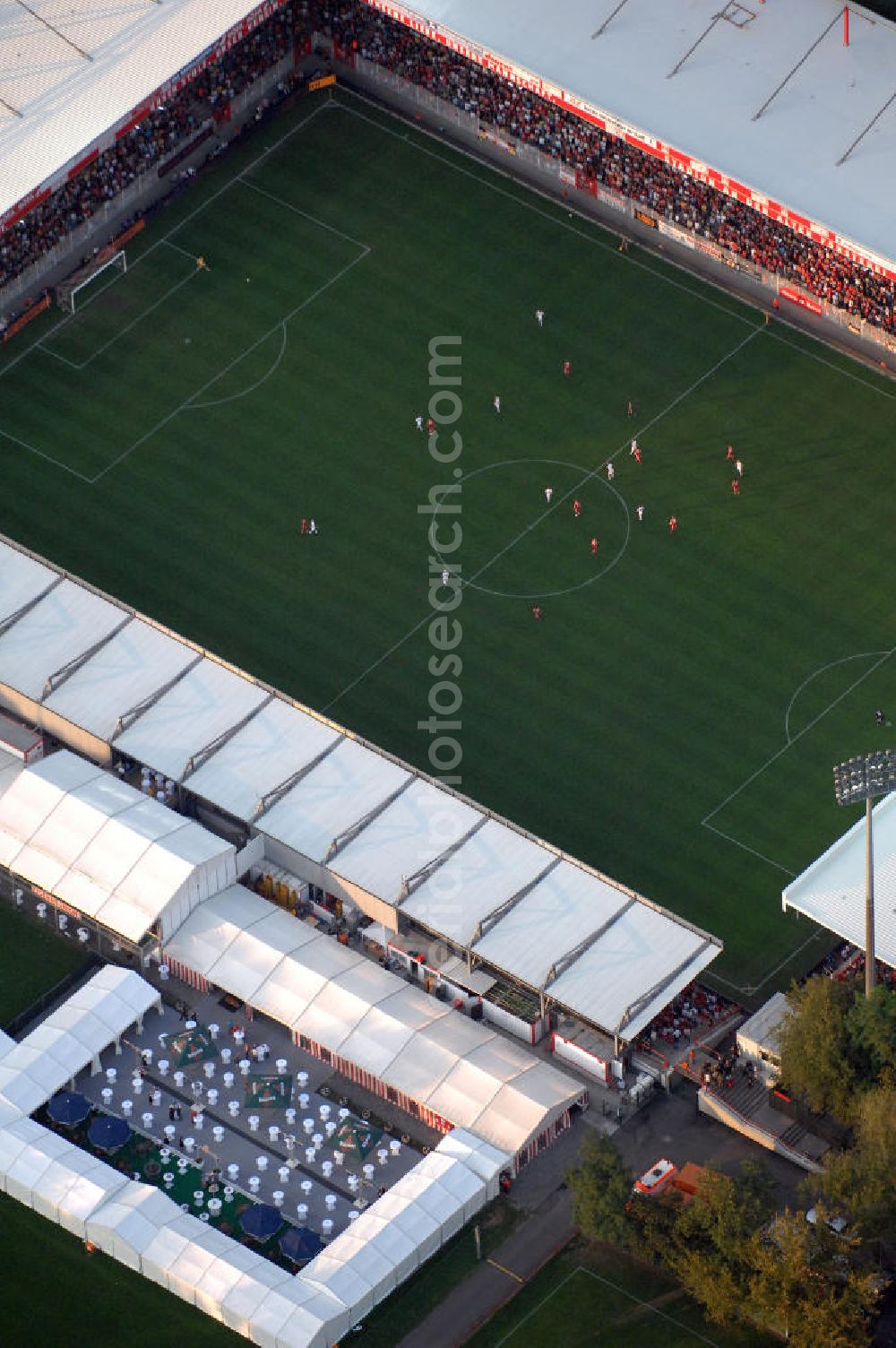 Berlin from the bird's eye view: Blick auf das Stadion Alte Försterei in Berlin-Köpenick beim Spiel des FC Bayern gegen den 1. FC Union Berlin. View of the stadium Old Forestry in Berlin-Köpenick in the game of FC Bayern against 1 FC Union Berlin.