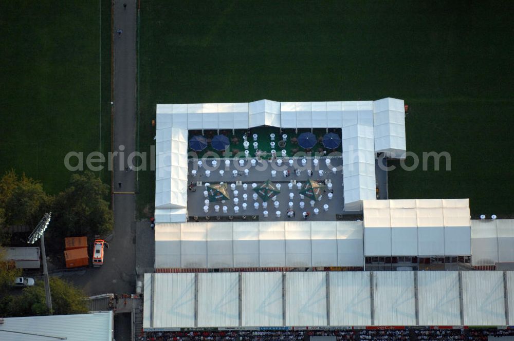 Berlin from above - Blick auf das Stadion Alte Försterei in Berlin-Köpenick beim Spiel des FC Bayern gegen den 1. FC Union Berlin. View of the stadium Old Forestry in Berlin-Köpenick in the game of FC Bayern against 1 FC Union Berlin.