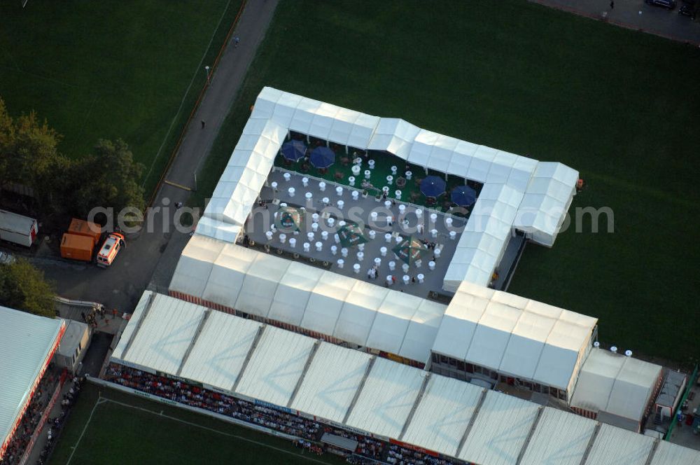 Berlin from the bird's eye view: Blick auf das Stadion Alte Försterei in Berlin-Köpenick beim Spiel des FC Bayern gegen den 1. FC Union Berlin. View of the stadium Old Forestry in Berlin-Köpenick in the game of FC Bayern against 1 FC Union Berlin.