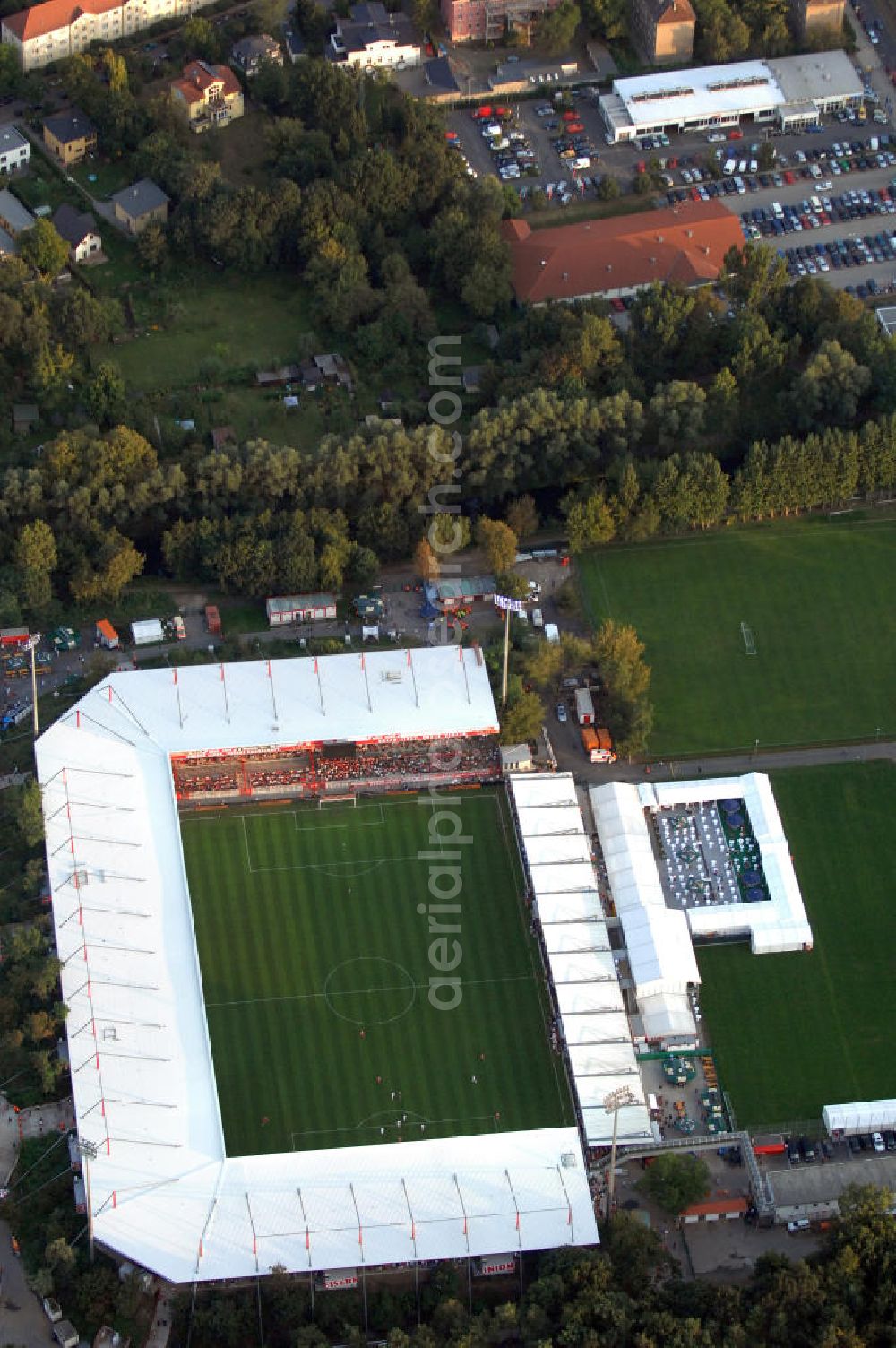 Aerial image Berlin - Blick auf das Stadion Alte Försterei in Berlin-Köpenick beim Spiel des FC Bayern gegen den 1. FC Union Berlin. View of the stadium Old Forestry in Berlin-Köpenick in the game of FC Bayern against 1 FC Union Berlin.