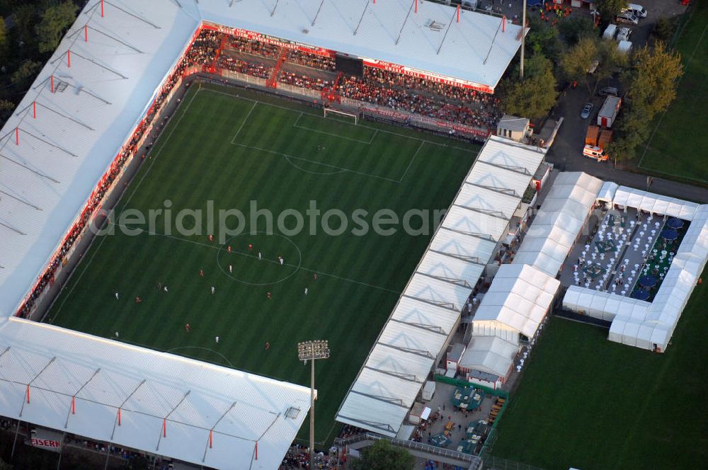 Aerial photograph Berlin - Blick auf das Stadion Alte Försterei in Berlin-Köpenick beim Spiel des FC Bayern gegen den 1. FC Union Berlin. View of the stadium Old Forestry in Berlin-Köpenick in the game of FC Bayern against 1 FC Union Berlin.