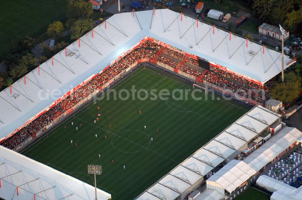 Berlin from above - Blick auf das Stadion Alte Försterei in Berlin-Köpenick beim Spiel des FC Bayern gegen den 1. FC Union Berlin. View of the stadium Old Forestry in Berlin-Köpenick in the game of FC Bayern against 1 FC Union Berlin.