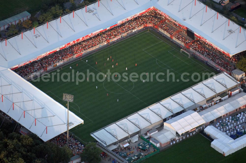 Berlin from the bird's eye view: Blick auf das Stadion Alte Försterei in Berlin-Köpenick beim Spiel des FC Bayern gegen den 1. FC Union Berlin. View of the stadium Old Forestry in Berlin-Köpenick in the game of FC Bayern against 1 FC Union Berlin.