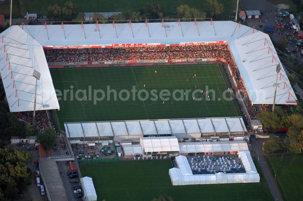 Aerial image Berlin - Blick auf das Stadion Alte Försterei in Berlin-Köpenick beim Spiel des FC Bayern gegen den 1. FC Union Berlin. View of the stadium Old Forestry in Berlin-Köpenick in the game of FC Bayern against 1 FC Union Berlin.