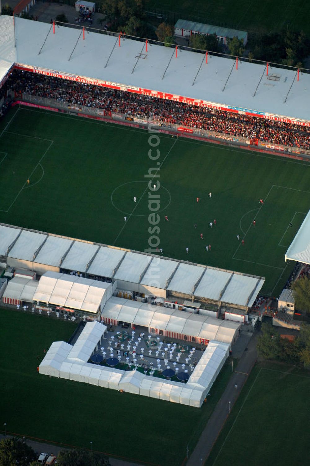 Aerial photograph Berlin - Blick auf das Stadion Alte Försterei in Berlin-Köpenick beim Spiel des FC Bayern gegen den 1. FC Union Berlin. View of the stadium Old Forestry in Berlin-Köpenick in the game of FC Bayern against 1 FC Union Berlin.