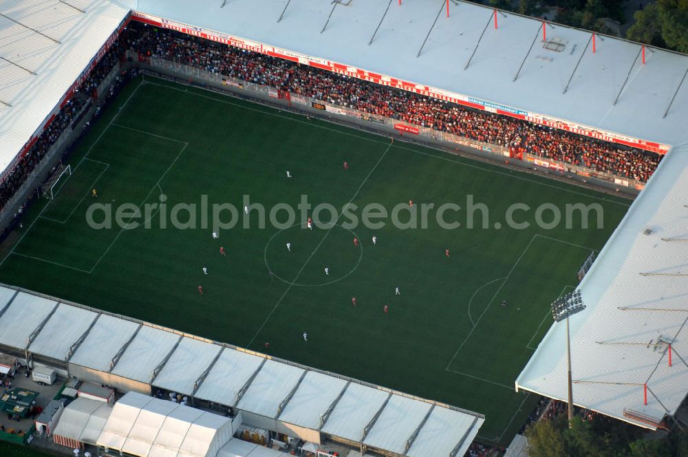 Berlin from above - Blick auf das Stadion Alte Försterei in Berlin-Köpenick beim Spiel des FC Bayern gegen den 1. FC Union Berlin. View of the stadium Old Forestry in Berlin-Köpenick in the game of FC Bayern against 1 FC Union Berlin.