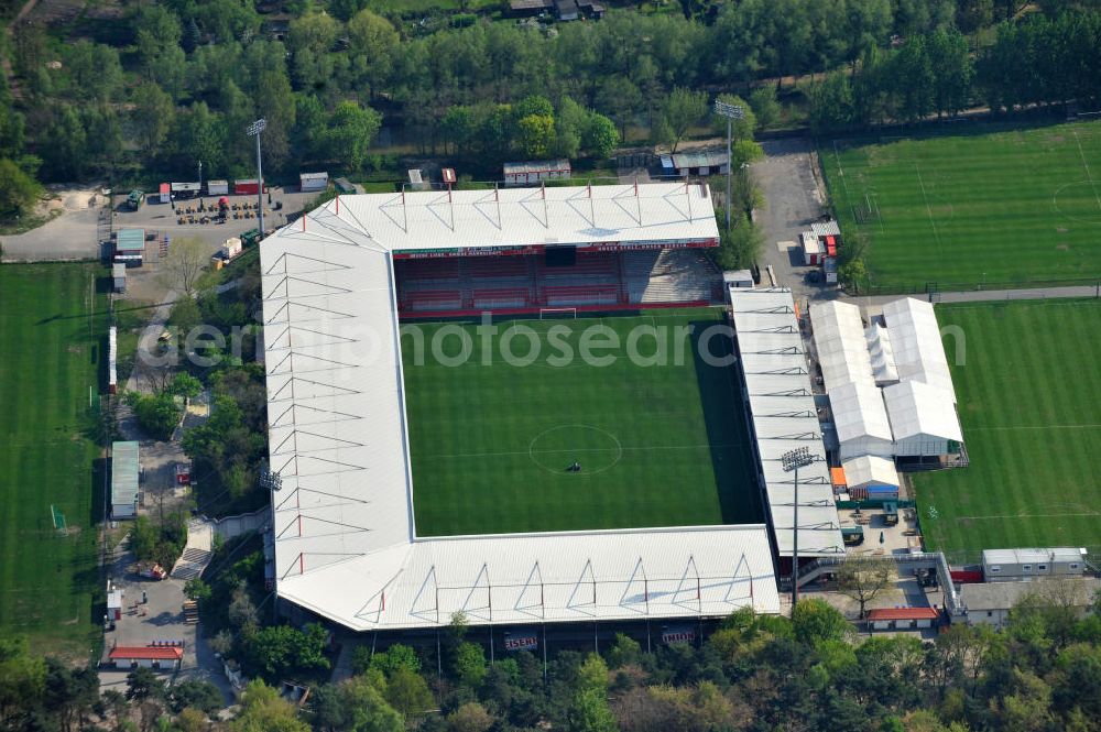 Berlin-Köpenick from the bird's eye view: Blick auf das Stadion Alte Försterei in Berlin-Köpenick, es ist mit einem Fassungsvermögen von 18.100 Zuschauern (davon 16.600 Steh- und 1.500 überdachte Sitzplätze) das größte reine Fußballstadion Berlins. View the stadium Old Foresterin Berlin-Köpenick, it is with a capacity of 18 100 spectators (of which 16 600 standing and 1,500 covered seats), the largest pure football stadium in Berlin.