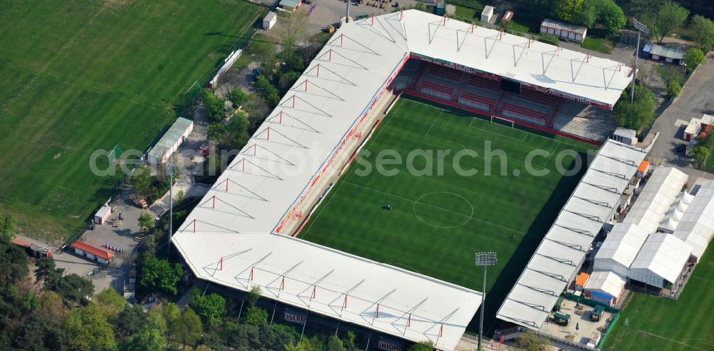 Aerial photograph Berlin-Köpenick - Blick auf das Stadion Alte Försterei in Berlin-Köpenick, es ist mit einem Fassungsvermögen von 18.100 Zuschauern (davon 16.600 Steh- und 1.500 überdachte Sitzplätze) das größte reine Fußballstadion Berlins. View the stadium Old Foresterin Berlin-Köpenick, it is with a capacity of 18 100 spectators (of which 16 600 standing and 1,500 covered seats), the largest pure football stadium in Berlin.