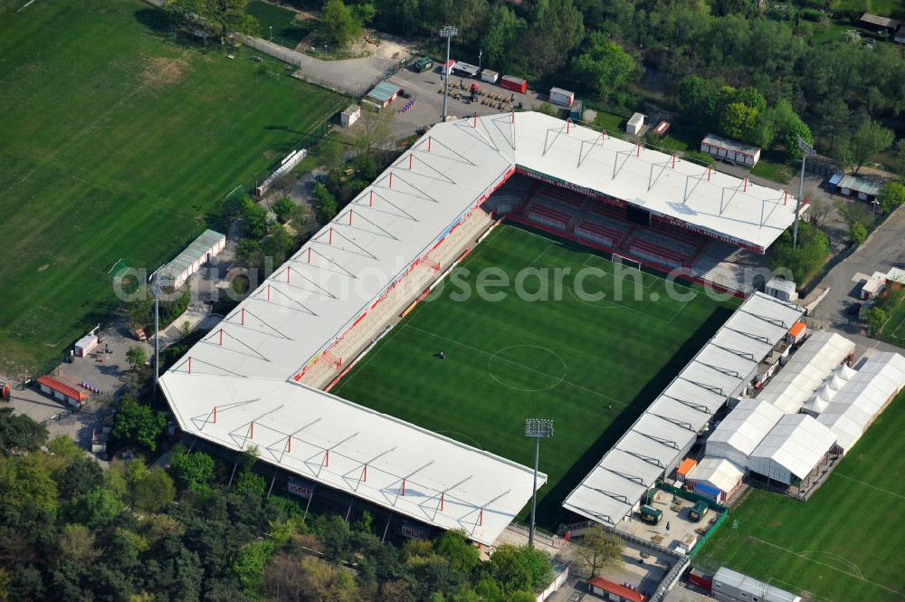 Berlin-Köpenick from above - Blick auf das Stadion Alte Försterei in Berlin-Köpenick, es ist mit einem Fassungsvermögen von 18.100 Zuschauern (davon 16.600 Steh- und 1.500 überdachte Sitzplätze) das größte reine Fußballstadion Berlins. View the stadium Old Foresterin Berlin-Köpenick, it is with a capacity of 18 100 spectators (of which 16 600 standing and 1,500 covered seats), the largest pure football stadium in Berlin.