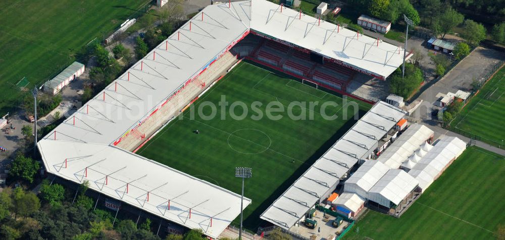 Berlin-Köpenick from the bird's eye view: Blick auf das Stadion Alte Försterei in Berlin-Köpenick, es ist mit einem Fassungsvermögen von 18.100 Zuschauern (davon 16.600 Steh- und 1.500 überdachte Sitzplätze) das größte reine Fußballstadion Berlins. View the stadium Old Foresterin Berlin-Köpenick, it is with a capacity of 18 100 spectators (of which 16 600 standing and 1,500 covered seats), the largest pure football stadium in Berlin.