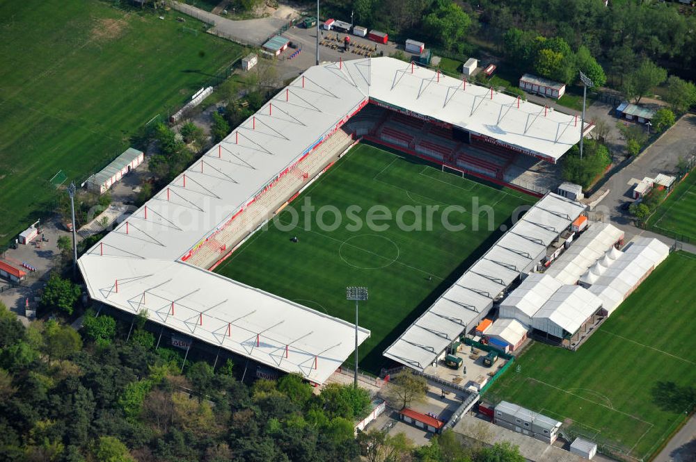 Aerial image Berlin-Köpenick - Blick auf das Stadion Alte Försterei in Berlin-Köpenick, es ist mit einem Fassungsvermögen von 18.100 Zuschauern (davon 16.600 Steh- und 1.500 überdachte Sitzplätze) das größte reine Fußballstadion Berlins. View the stadium Old Foresterin Berlin-Köpenick, it is with a capacity of 18 100 spectators (of which 16 600 standing and 1,500 covered seats), the largest pure football stadium in Berlin.