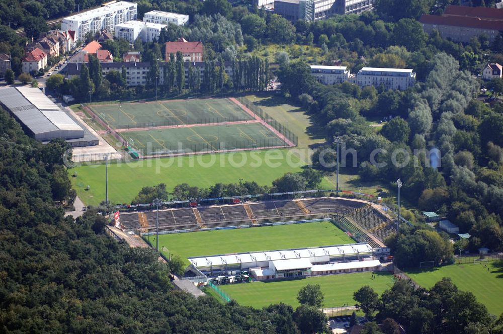 Berlin from the bird's eye view: Blick auf die Das Stadion Alte Försterei, es entstand 1920 als Ersatzspielstätte für den SC Union 06 Oberschöneweide (der Vorgängerverein des 1. FC Union), welcher seinen bisherigen Platz an der Oberschöneweider Wattstraße (südwestlich der heutigen Trabrennbahn Karlshorst) für den Wohnungsbau räumen musste. Das erste Spiel fand am 17. März 1920 statt, als Union Oberschöneweide und Viktoria 89 Berlin sich 1:1 trennten. Die offizielle Eröffnungsfeier erfolgte wenig später am 7. August 1920 mit einem Spiel des damals amtierenden Berliner Meisters Union gegen den amtierenden Deutschen Meister 1. FC Nürnberg (1:2) vor etwa 7.000 Zuschauern. Die Kapazität des Stadions zu dieser Zeit betrug 10.000 Zuschauer.Das Forsthaus „Alte Försterei“ war der Namensgeber für das Stadion und ist heute Sitz der Geschäftsführung Unions.Anfangs wurde die Spielstädte noch als „Sadowa-Platz“ bezeichnet. „Sadowa“ war einerseits die Bezeichnung eines nahe gelegenen Bierlokals und an dererseits bis zum Beginn des 20. Jahrhunderts der Name der Wuhlheide selbst, an deren Rand sich das Stadion befindet. Nach und nach etablierte sich jedoch der heute offizielle Name. Diese Bezeichnung resultierte aus dem neben dem Platz gelegenen Forsthaus, welches den Namen „Alte Försterei“ trug. Die Heimspielstädte lag dadurch „An der Alten Försterei“ und kam so zu dem heutigen Namen.