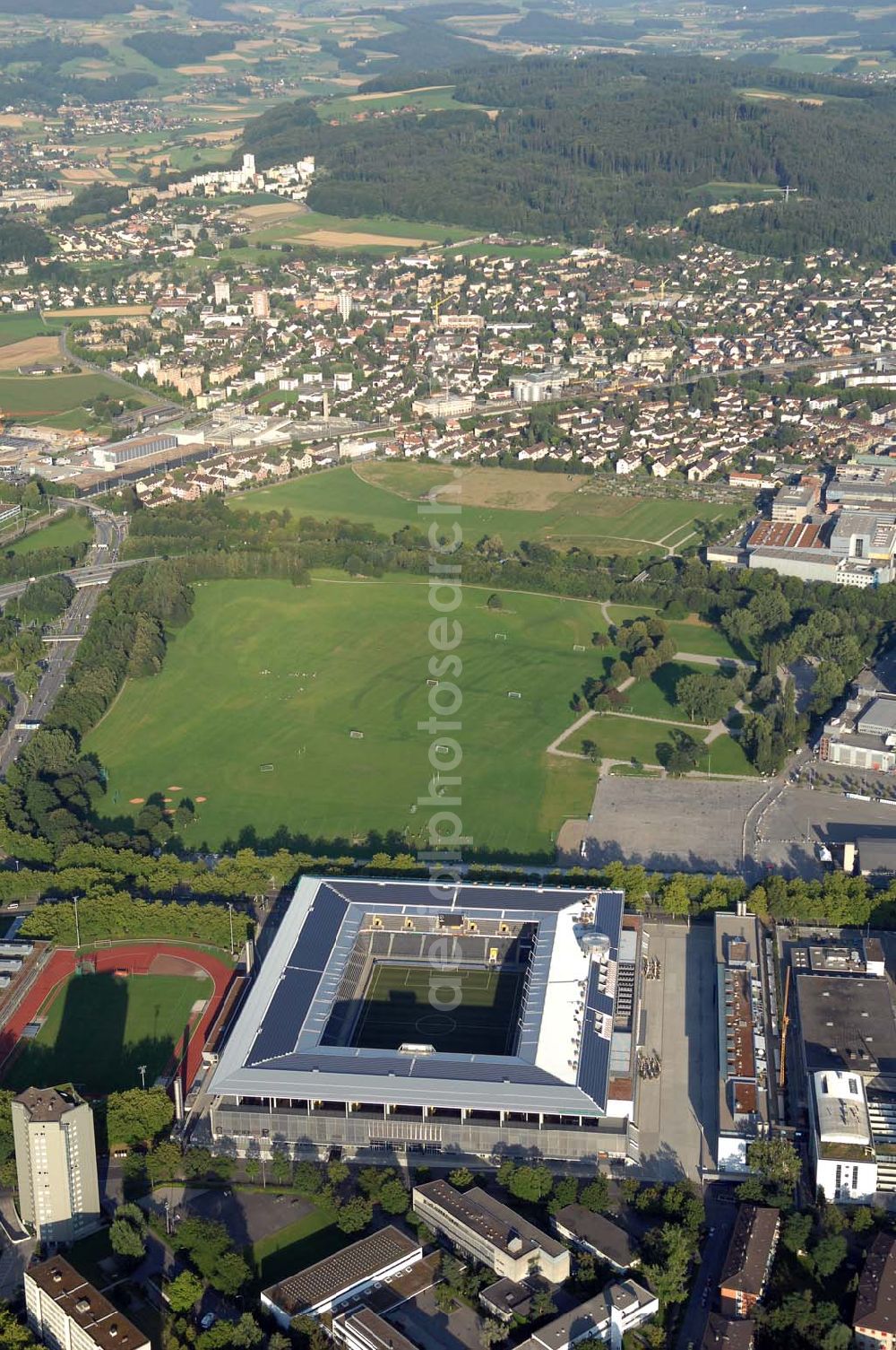 Bern from above - Das Stadion Stade de Suisse Wankdorf Bern steht im Wankdorfquartier der Stadt in der Schweiz. Die Arena ist Heimstatt des Berner Fussballvereins BSC Young Boys (YB) und wurde durch die Baufirma Marazzi Generalunternehmung ( heute Losinger Construction AG) und die Baltensperger AG errichtet.