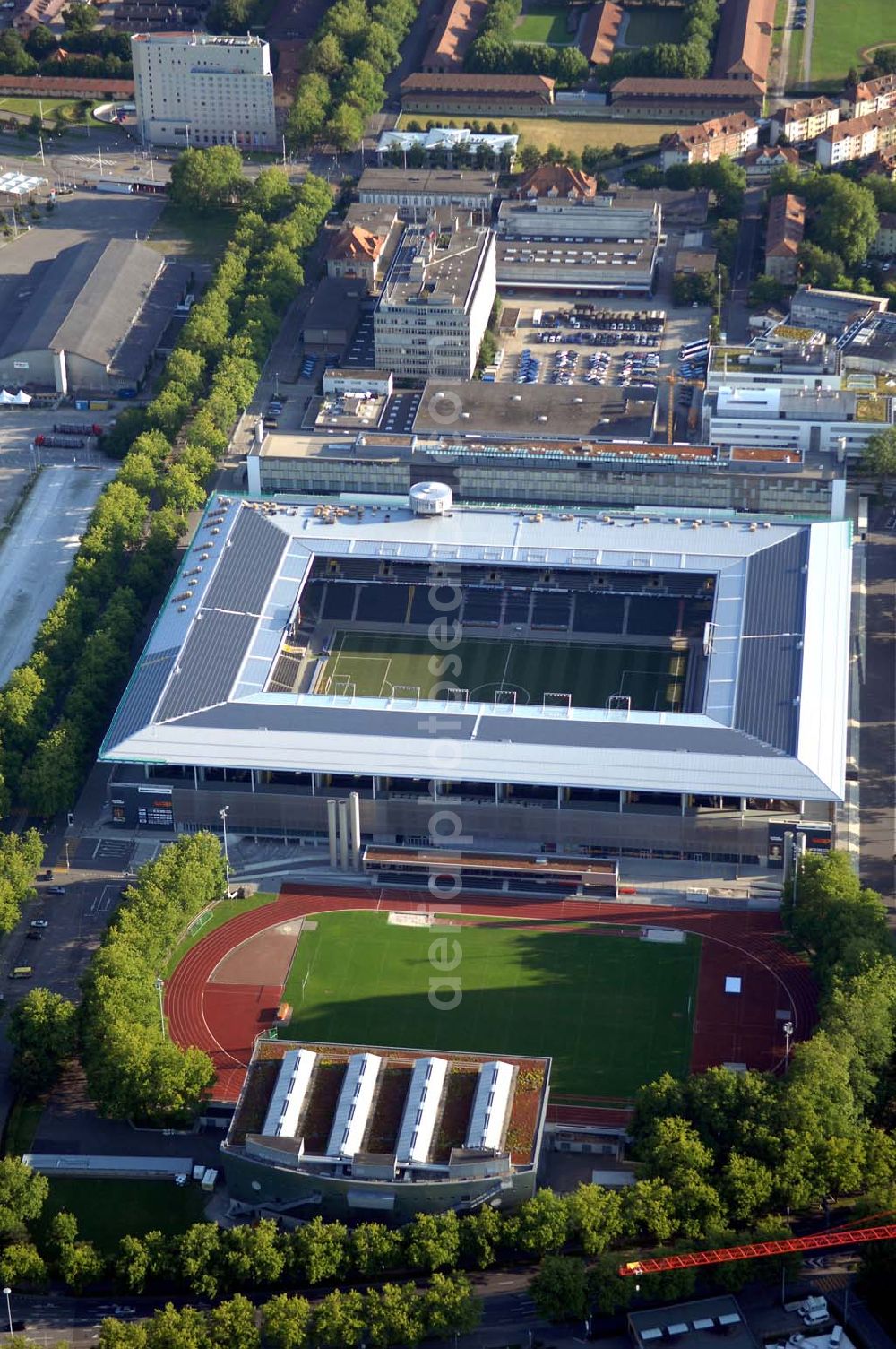 Bern from above - Das Stadion Stade de Suisse Wankdorf Bern steht im Wankdorfquartier der Stadt in der Schweiz. Die Arena ist Heimstatt des Berner Fussballvereins BSC Young Boys (YB) und wurde durch die Baufirma Marazzi Generalunternehmung ( heute Losinger Construction AG) und die Baltensperger AG errichtet.