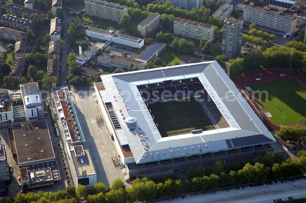 Bern from above - Das Stadion Stade de Suisse Wankdorf Bern steht im Wankdorfquartier der Stadt in der Schweiz. Die Arena ist Heimstatt des Berner Fussballvereins BSC Young Boys (YB) und wurde durch die Baufirma Marazzi Generalunternehmung ( heute Losinger Construction AG) und die Baltensperger AG errichtet.