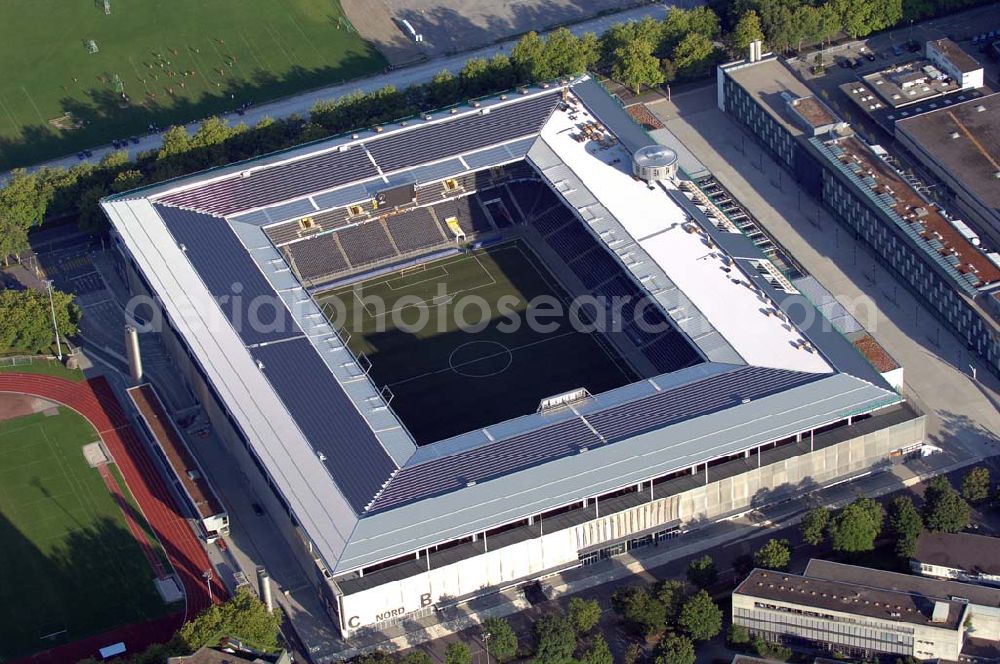 Bern from above - Das Stadion Stade de Suisse Wankdorf Bern steht im Wankdorfquartier der Stadt in der Schweiz. Die Arena ist Heimstatt des Berner Fussballvereins BSC Young Boys (YB) und wurde durch die Baufirma Marazzi Generalunternehmung ( heute Losinger Construction AG) und die Baltensperger AG errichtet.