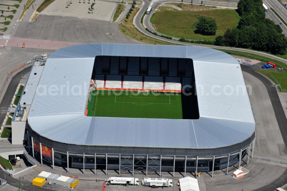 Augsburg from the bird's eye view: Blick auf das Stadion impuls arena des Fußballvereins FC Augsburg zur FIFA Fußball-Weltmeisterschaft der Frauen 2011. Das Fußballstadion mit einer Kapazität von bis zu 49.000 Plätzen wurde durch die Architekten Bernhard & Kögel ralisiert. View onto the stadium impuls arena of the football club / soccer club FC Augsburg.