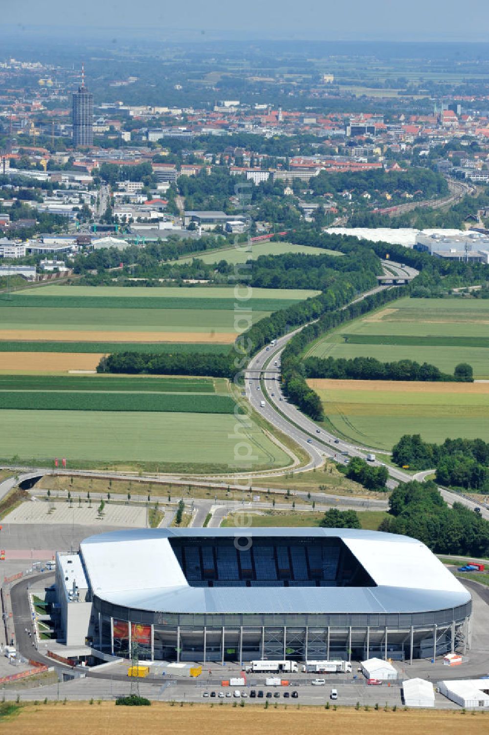 Augsburg from the bird's eye view: Blick auf das Stadion impuls arena des Fußballvereins FC Augsburg zur FIFA Fußball-Weltmeisterschaft der Frauen 2011. Das Fußballstadion mit einer Kapazität von bis zu 49.000 Plätzen wurde durch die Architekten Bernhard & Kögel ralisiert. View onto the stadium impuls arena of the football club / soccer club FC Augsburg.