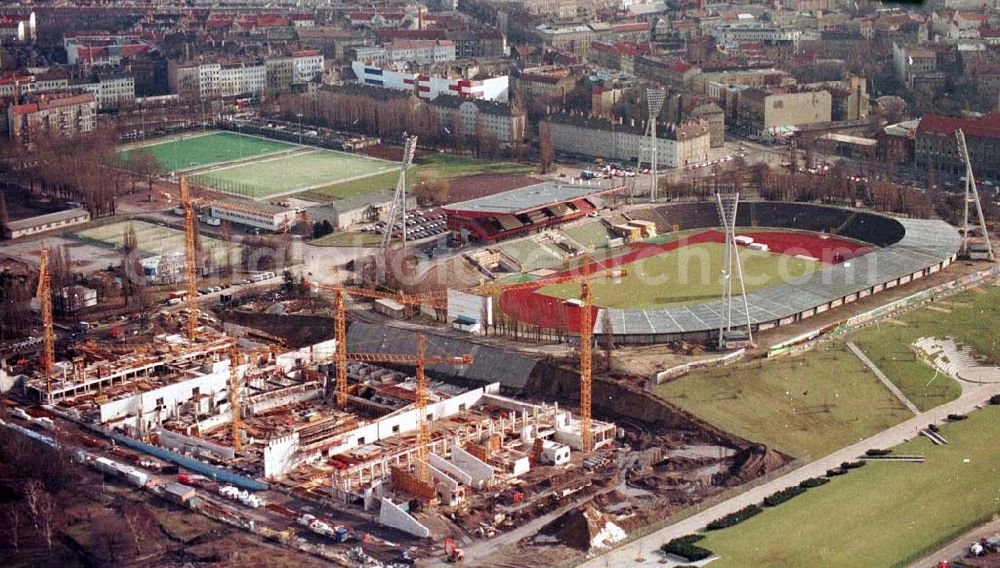 Aerial image Berlin - 02.1995 Stadion mit Baustelle der Firma OSB im Prenzlauerberg (ehemalieges Sportforum Dynamo)