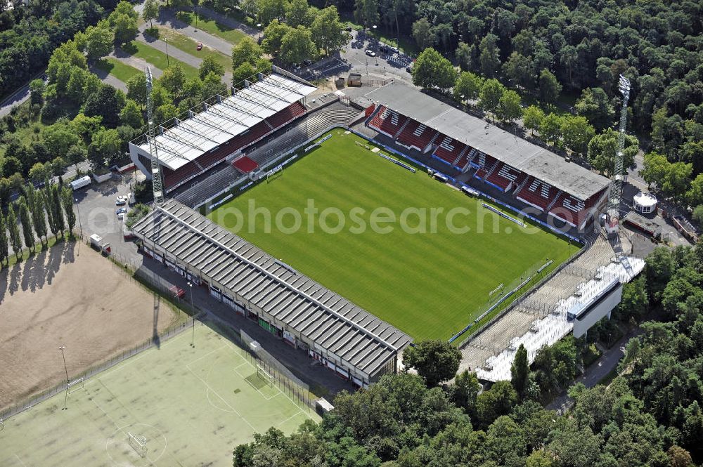 Offenbach from the bird's eye view: Blick auf das Stadion Bieberer Berg. Es bietet Platz für 26.500 Zuschauer und ist die Heimspielstätte des Fußballvereins Kickers Offenbach. View of the stadium Bieberer Berg. There is a capacity for 26,500 spectators and it is the home ground of the football club Kickers Offenbach.