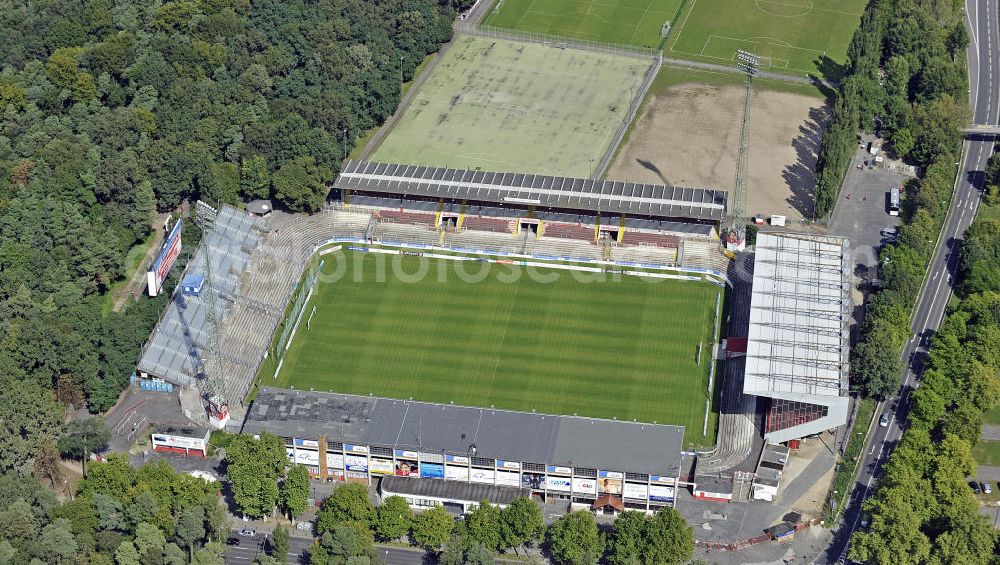 Offenbach from the bird's eye view: Blick auf das Stadion Bieberer Berg. Es bietet Platz für 26.500 Zuschauer und ist die Heimspielstätte des Fußballvereins Kickers Offenbach. View of the stadium Bieberer Berg. There is a capacity for 26,500 spectators and it is the home ground of the football club Kickers Offenbach.