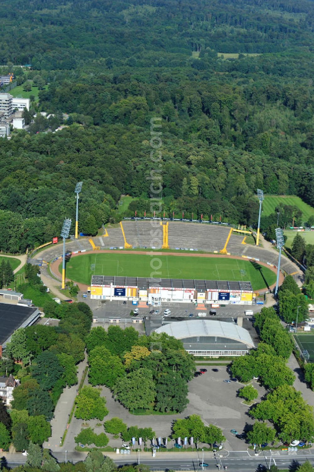 Darmstadt from the bird's eye view: Blick auf das Stadion am Böllenfalltor (umgangssprachlich auch Bölle genannt), einem Sportstadion in Darmstadt und Heimat des Fußballclubs SV Darmstadt 98 sowie der Footballer der Darmstadt Diamonds. The stadium at the Darmstadt SV Darmstadt 98.