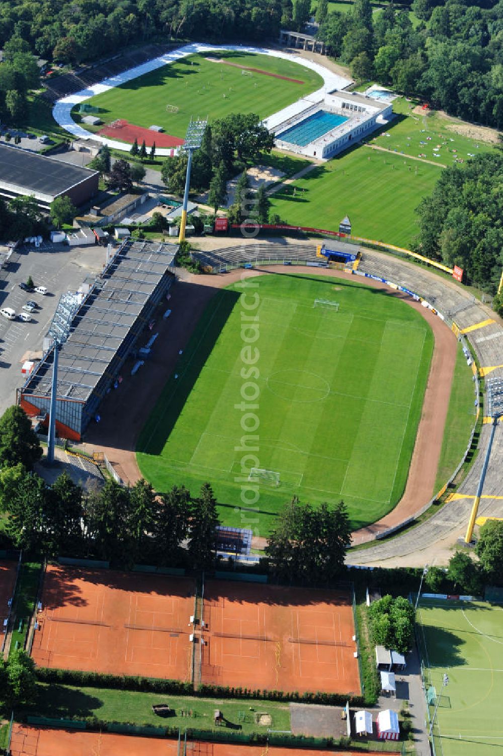 Aerial photograph Darmstadt - Blick auf das Stadion am Böllenfalltor (umgangssprachlich auch Bölle genannt), einem Sportstadion in Darmstadt und Heimat des Fußballclubs SV Darmstadt 98 sowie der Footballer der Darmstadt Diamonds. The stadium at the Darmstadt SV Darmstadt 98.