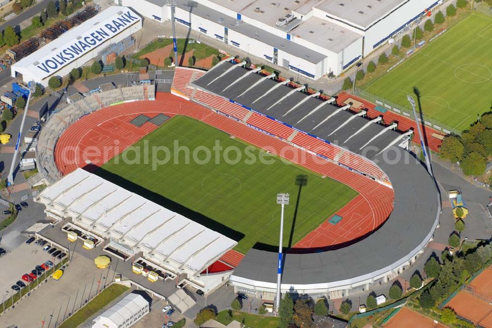 Braunschweig from the bird's eye view: Das Stadion an der Hamburger Straße in Braunschweig hat 23.500 Plätze, davon 10.000 überdachte Sitzplätze und 10.000 überdachte Stehplätze. Es ist das Heimatstadion des Fußball-Zweitligisten Eintracht Braunschweig und des American-Football Bundesligisten Braunschweig Lions. 1995 wurde das Stadion komplett umgebaut. Neue Flutlichtmasten wurden errichtet und die alte Südkurve wurde abgerissen und mit überdachten Stehplätzen wieder aufgebaut. Die Gegengerade, die bisher 10.000 Steh- und 2.000 Sitzplätze bot, wurde zur Sitzplatztribüne. Die Einweihung der Anzeigetafel am 3. November 1996 beendete die Arbeiten zur Grundrenovierung des Stadions.Im Rahmen eines weiteren Umbaus soll das Stadion weiter modernisiert werden. Die Kapazität auf der Haupttribüne wird weiter gesenkt (um etwa 1000 überdachte Sitzplätze), und der gewonnene Platz weicht modernen Businnes-Logen, die eine bessere Vermarktung des Stadions garantieren, aber auch die ansässigen Fussball- bzw. Footballvereine in eine wirtschaftlich stabilere Lage bringen sollen. Im Gegenzug dazu wird ab 2008 die Nordtribüne auf das Niveau der Südkurve ausgebaut sowie die Lücke zwischen der Südkurve und der Haupttribüne geschlossen werden, sodass die Kapazität des Stadions auf etwa 30.000 überdachte Sitz- und Stehplätze steigen wird. Das Stadion soll damit auch den Anforderungen der Fußball-Bundesliga genügen. Den Großteil der Kosten übernimmt die Stadt Braunschweig, jedoch wird bereits nach einem zahlungskräftigen Namenssponsor gesucht.Im Stadion finden auch viele Konzerte und Leichtathletikwettbewerbe statt.