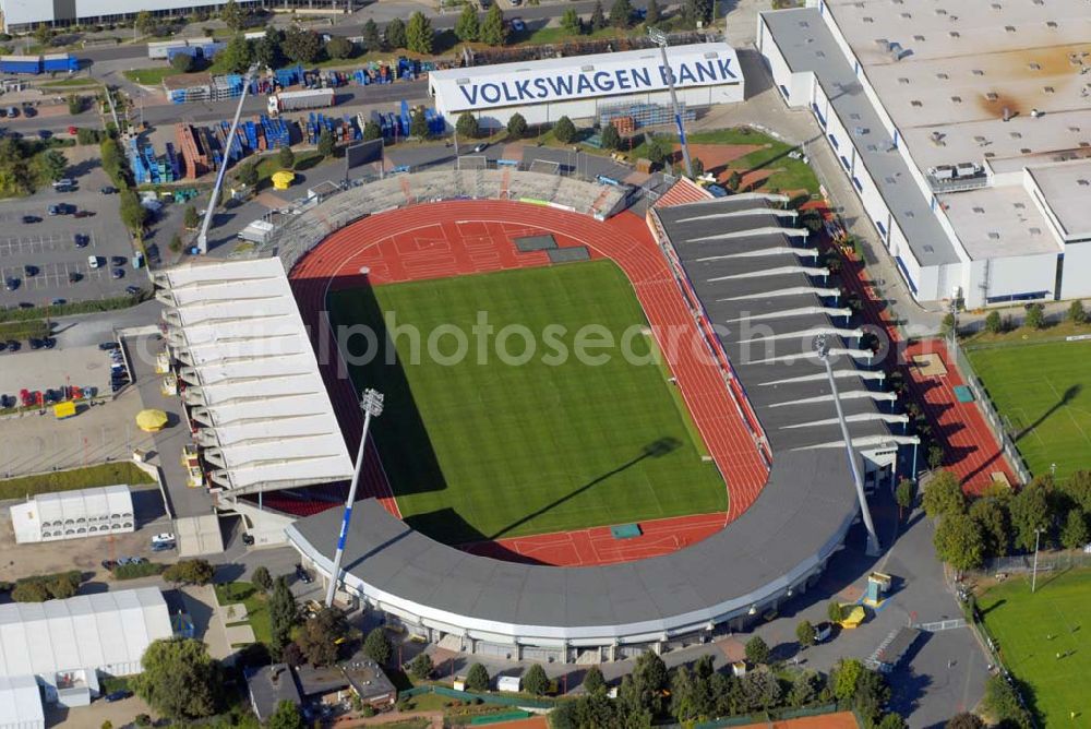 Aerial image Braunschweig - Das Stadion an der Hamburger Straße in Braunschweig hat 23.500 Plätze, davon 10.000 überdachte Sitzplätze und 10.000 überdachte Stehplätze. Es ist das Heimatstadion des Fußball-Zweitligisten Eintracht Braunschweig und des American-Football Bundesligisten Braunschweig Lions. 1995 wurde das Stadion komplett umgebaut. Neue Flutlichtmasten wurden errichtet und die alte Südkurve wurde abgerissen und mit überdachten Stehplätzen wieder aufgebaut. Die Gegengerade, die bisher 10.000 Steh- und 2.000 Sitzplätze bot, wurde zur Sitzplatztribüne. Die Einweihung der Anzeigetafel am 3. November 1996 beendete die Arbeiten zur Grundrenovierung des Stadions.Im Rahmen eines weiteren Umbaus soll das Stadion weiter modernisiert werden. Die Kapazität auf der Haupttribüne wird weiter gesenkt (um etwa 1000 überdachte Sitzplätze), und der gewonnene Platz weicht modernen Businnes-Logen, die eine bessere Vermarktung des Stadions garantieren, aber auch die ansässigen Fussball- bzw. Footballvereine in eine wirtschaftlich stabilere Lage bringen sollen. Im Gegenzug dazu wird ab 2008 die Nordtribüne auf das Niveau der Südkurve ausgebaut sowie die Lücke zwischen der Südkurve und der Haupttribüne geschlossen werden, sodass die Kapazität des Stadions auf etwa 30.000 überdachte Sitz- und Stehplätze steigen wird. Das Stadion soll damit auch den Anforderungen der Fußball-Bundesliga genügen. Den Großteil der Kosten übernimmt die Stadt Braunschweig, jedoch wird bereits nach einem zahlungskräftigen Namenssponsor gesucht.Im Stadion finden auch viele Konzerte und Leichtathletikwettbewerbe statt.