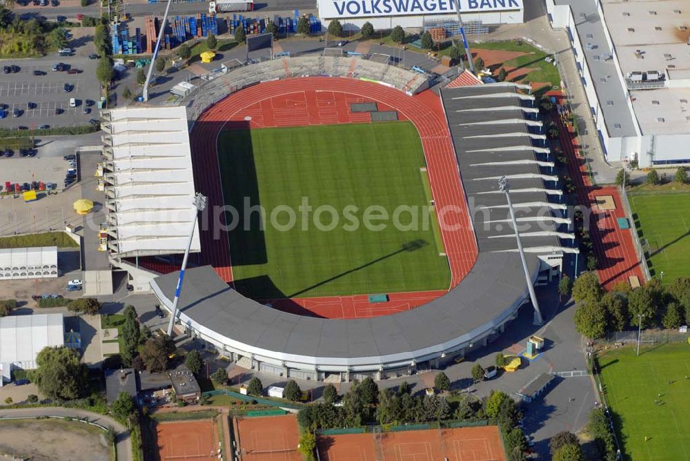 Aerial photograph Braunschweig - Das Stadion an der Hamburger Straße in Braunschweig hat 23.500 Plätze, davon 10.000 überdachte Sitzplätze und 10.000 überdachte Stehplätze. Es ist das Heimatstadion des Fußball-Zweitligisten Eintracht Braunschweig und des American-Football Bundesligisten Braunschweig Lions. 1995 wurde das Stadion komplett umgebaut. Neue Flutlichtmasten wurden errichtet und die alte Südkurve wurde abgerissen und mit überdachten Stehplätzen wieder aufgebaut. Die Gegengerade, die bisher 10.000 Steh- und 2.000 Sitzplätze bot, wurde zur Sitzplatztribüne. Die Einweihung der Anzeigetafel am 3. November 1996 beendete die Arbeiten zur Grundrenovierung des Stadions.Im Rahmen eines weiteren Umbaus soll das Stadion weiter modernisiert werden. Die Kapazität auf der Haupttribüne wird weiter gesenkt (um etwa 1000 überdachte Sitzplätze), und der gewonnene Platz weicht modernen Businnes-Logen, die eine bessere Vermarktung des Stadions garantieren, aber auch die ansässigen Fussball- bzw. Footballvereine in eine wirtschaftlich stabilere Lage bringen sollen. Im Gegenzug dazu wird ab 2008 die Nordtribüne auf das Niveau der Südkurve ausgebaut sowie die Lücke zwischen der Südkurve und der Haupttribüne geschlossen werden, sodass die Kapazität des Stadions auf etwa 30.000 überdachte Sitz- und Stehplätze steigen wird. Das Stadion soll damit auch den Anforderungen der Fußball-Bundesliga genügen. Den Großteil der Kosten übernimmt die Stadt Braunschweig, jedoch wird bereits nach einem zahlungskräftigen Namenssponsor gesucht.Im Stadion finden auch viele Konzerte und Leichtathletikwettbewerbe statt.